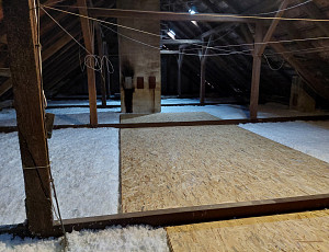 Zateplení stropu rodinného domu pomocí foukané izolace